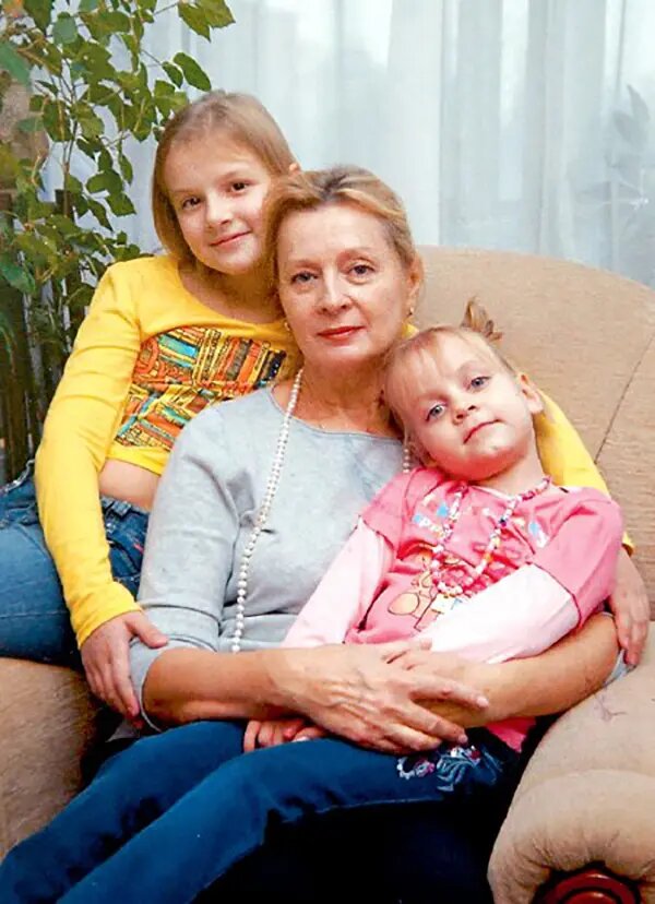 Нелли Пшенная : пережила потерю дочери, стала не только бабушкой, но и мамой для своих внучек и жизнь актрисы сейчас