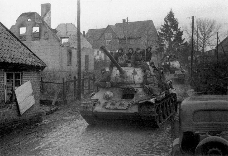     Танки Т-34-85 с десантом на улице города в Восточной Пруссии.  архив Минобороны РФ.