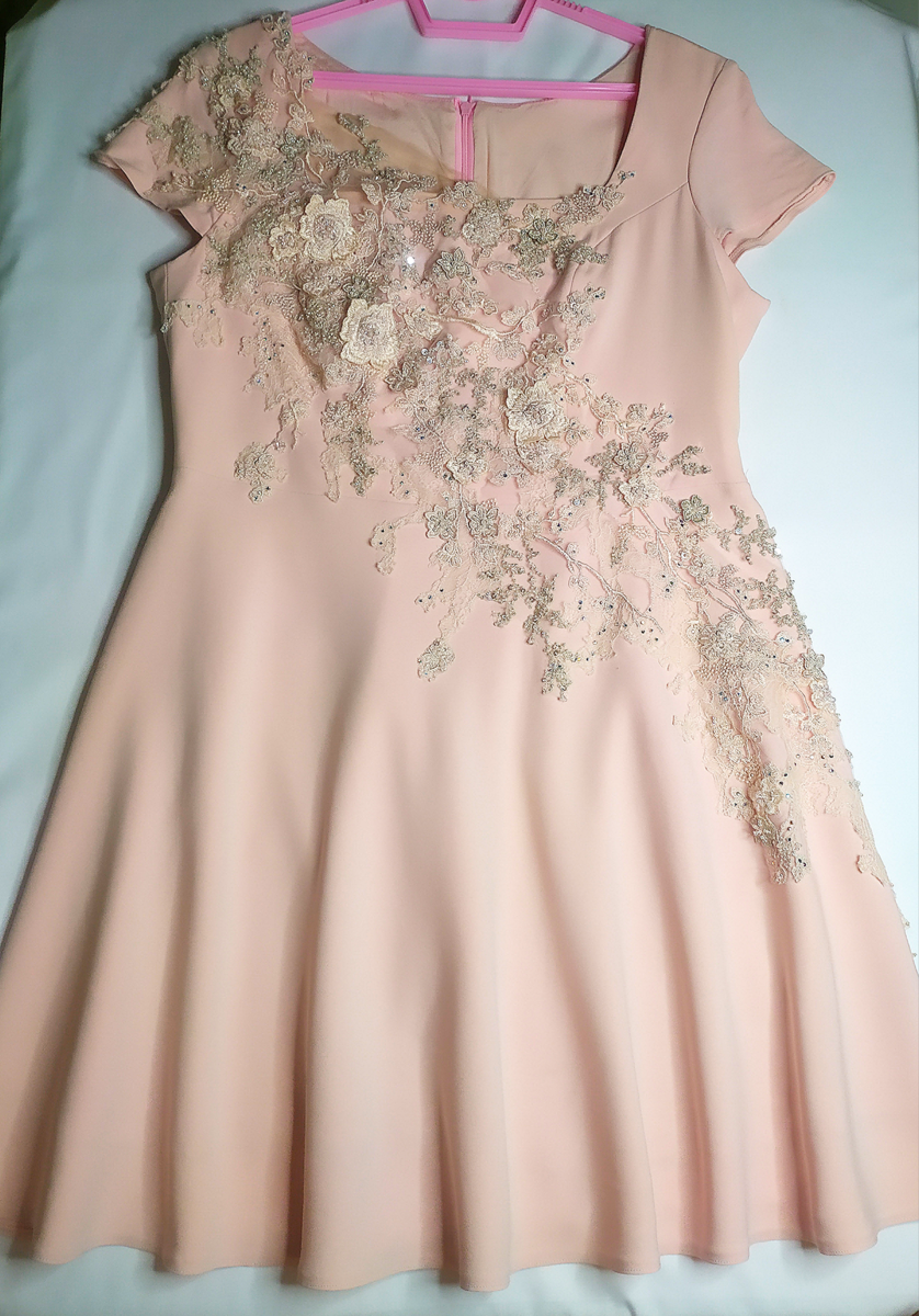 Милое девичье платье. На первый взгляд, если не присматриваться к деталям. Да, рукавчики втачаны неудачно