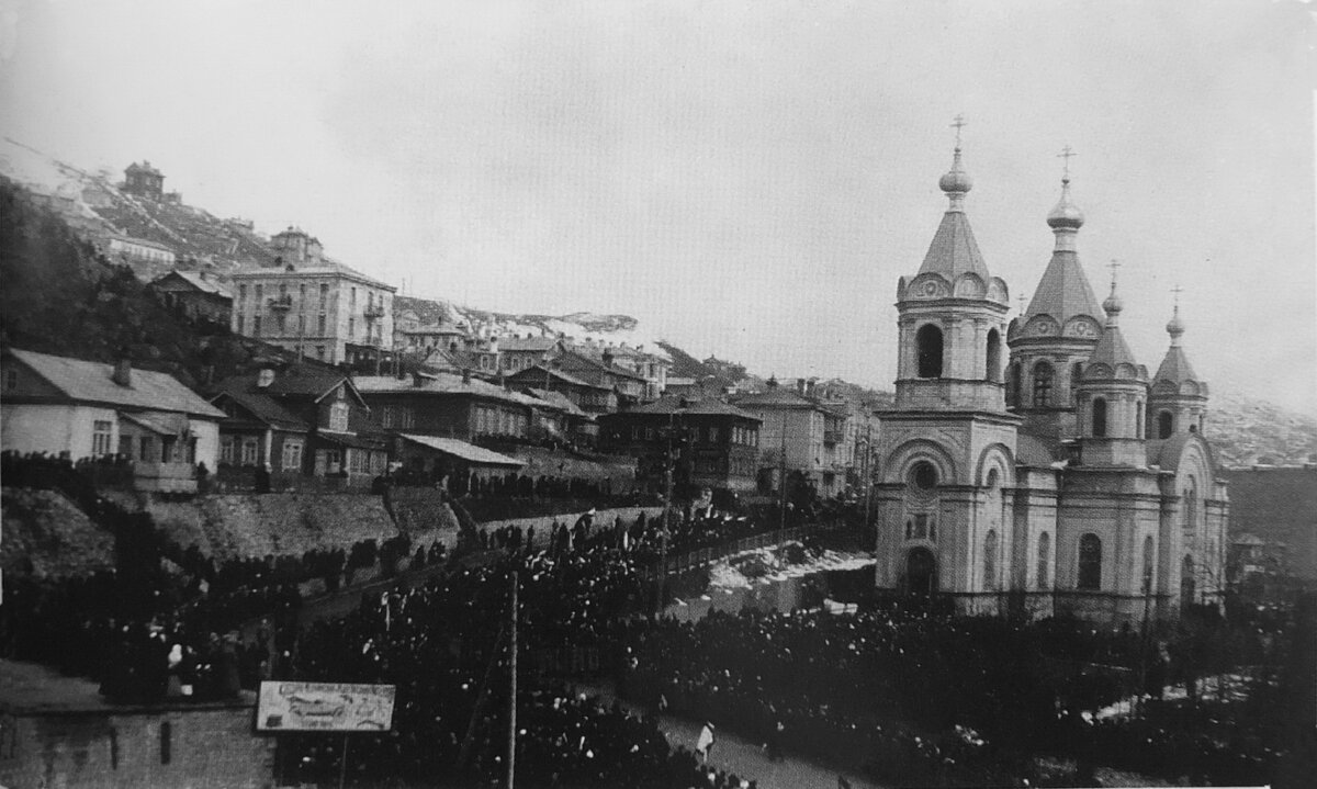 Владивосток храм на центральной площади