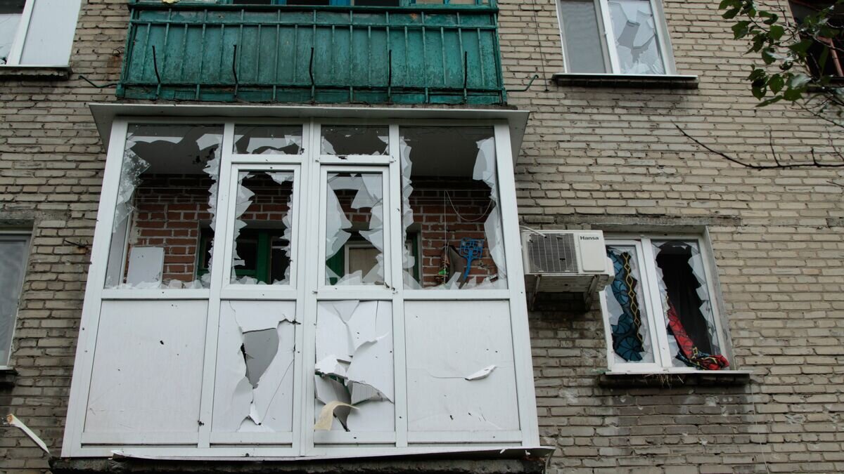    Последствия обстрела города Ясиноватая в Донецкой области© РИА Новости / Сергей Аверин