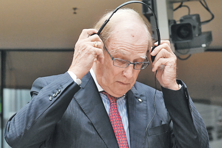 Господину Ричарду впору  за голову схватиться - без наших атлетов игра не та! Фото: DPA/TACC