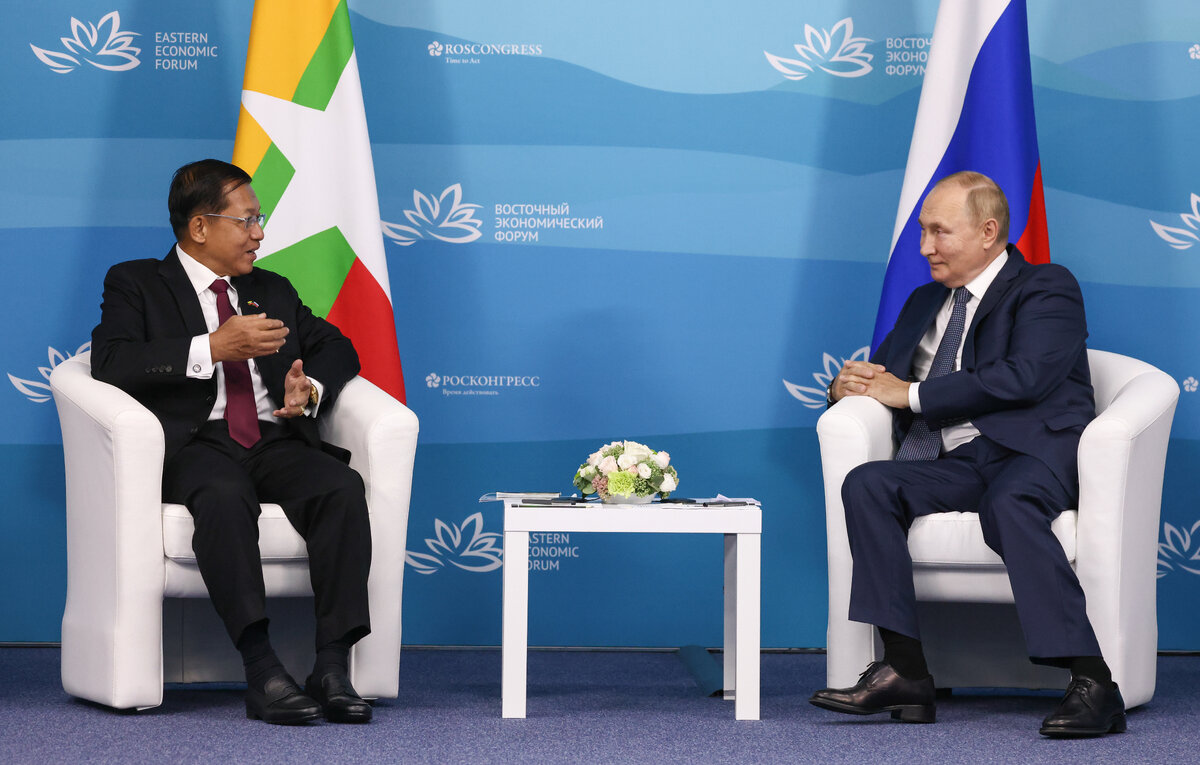    Премьер-министр Мьянмы Мин Аун Хлайн и президент России Владимир Путин  Валерий Шарифулин/ТАСС