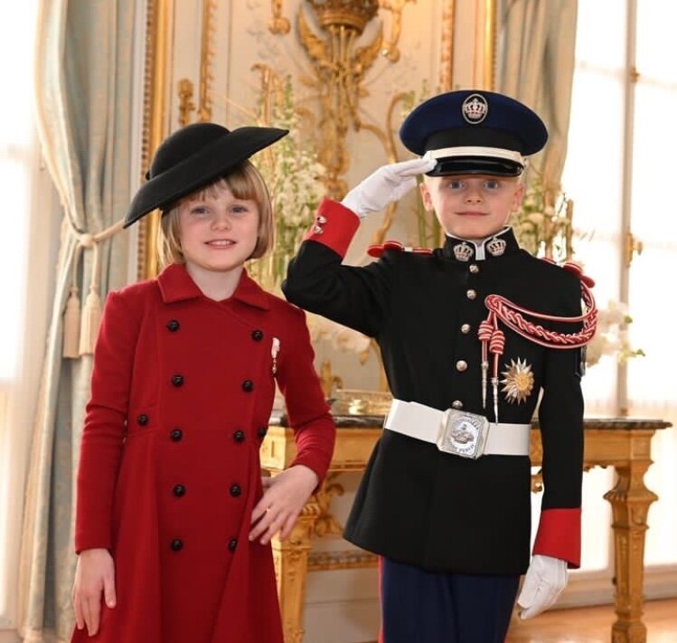 Строгая красота: княгиня Шарлен вместе с мужем и детьми на праздновании Национального дня Монако