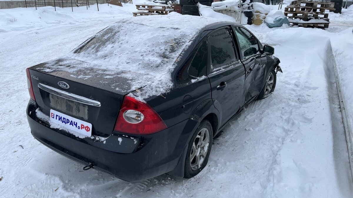 Передняя правая дверь с повреждениями