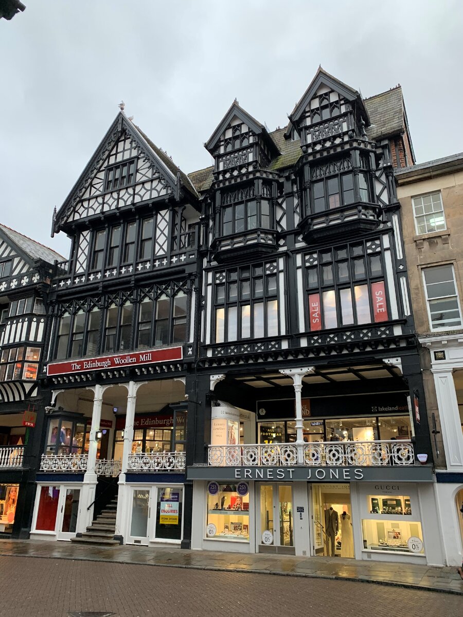 Chester Rows - средневековый торговый центр. Здания до сих пор используются под магазины и кафе