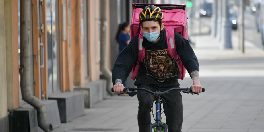 Первый в мире памятник курьерам появился в Москве, фото Антон Великжанин, m24.ru 
