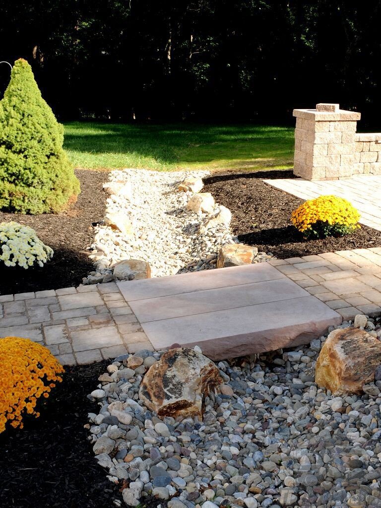 Сухой ручей – это элемент ландшафтного дизайна, имитирующий воду 