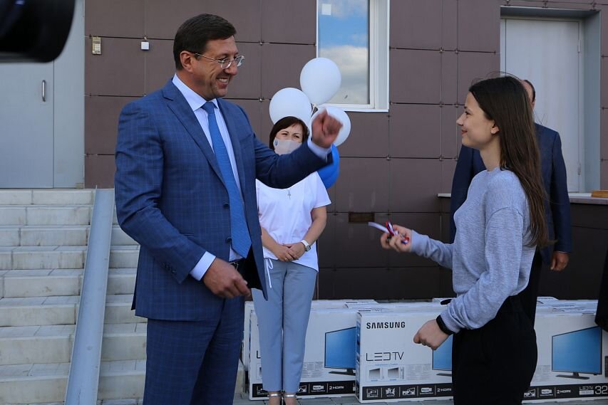 Фото:Александр Сергиенко вручает ключи новосёлам. Фото предоставлено администрацией округа