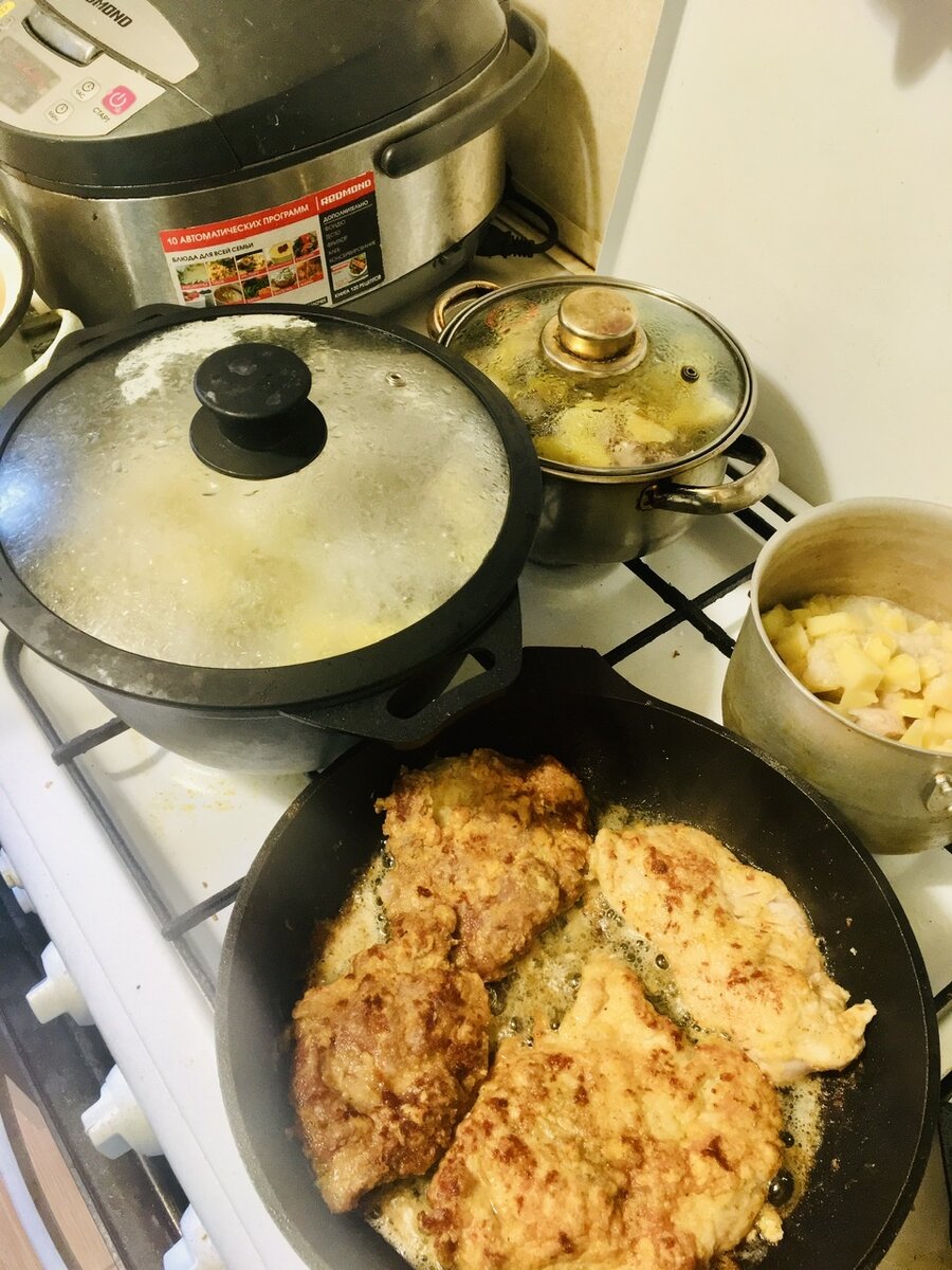 Жена готовит домашнюю еду - аж слюнки текут 