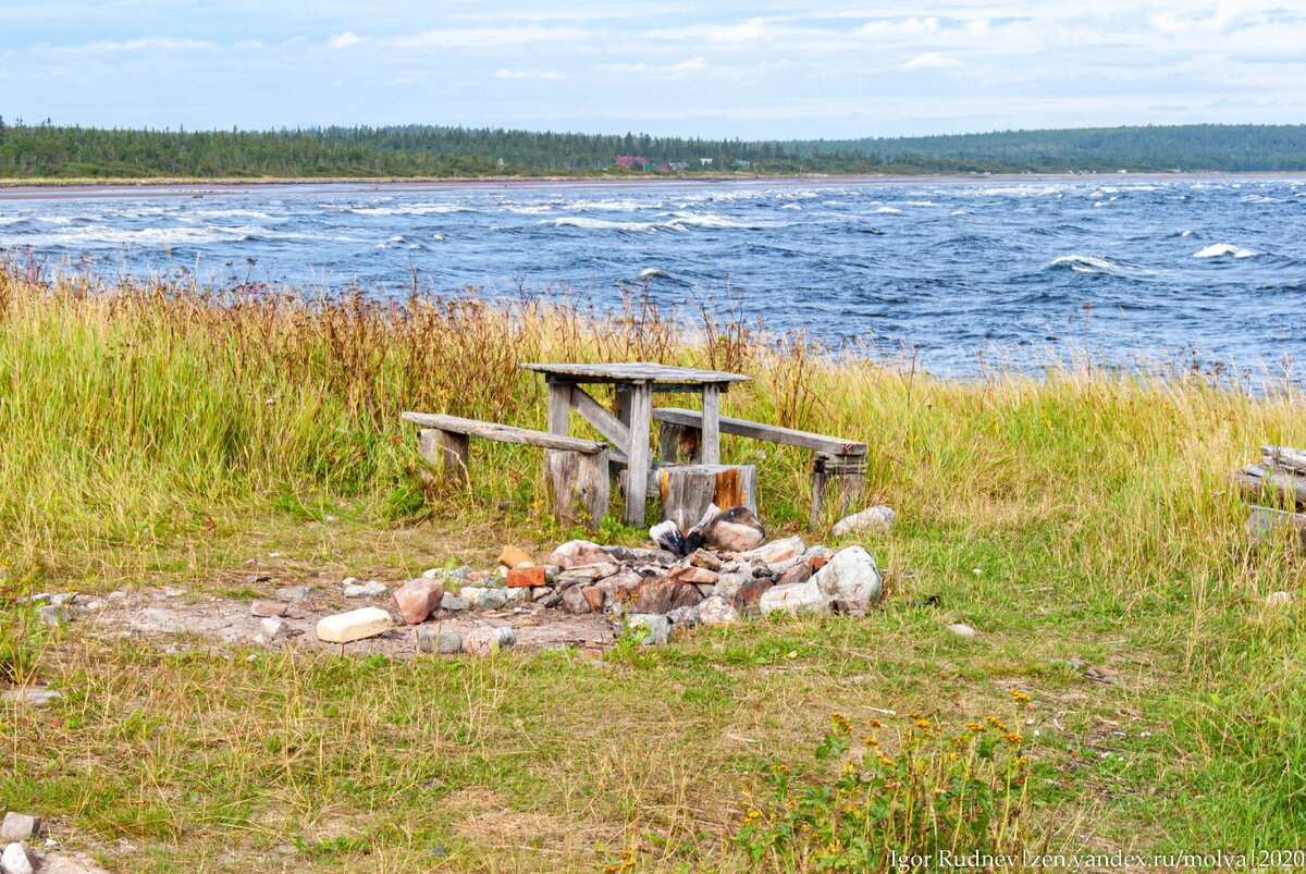 Столик рядом с бытовкой