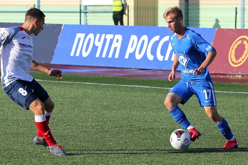 На фото vk.com/fcchertanovo: с мячом Сергей Пиняев (№ 17) 