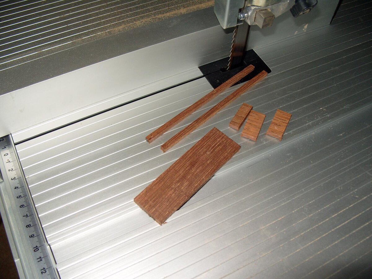 Сначала нужно напилить узкие рейки и пару кусочков для торцевых заглушек