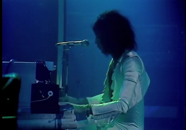 кадр взят из концерта Hammersmith Odeon 24.12.1975