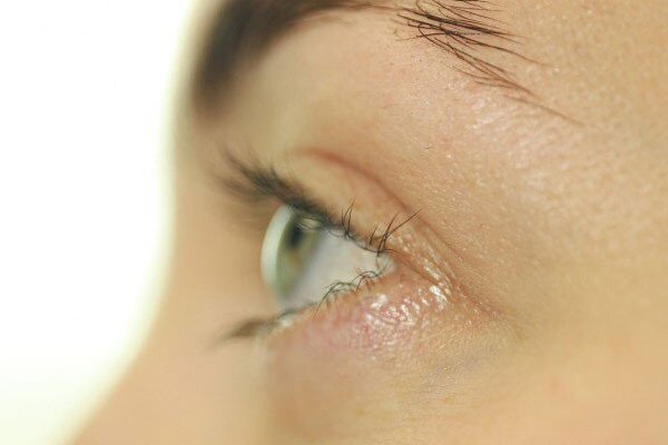 Все люди воспринимают цвета по-разному. В быту любые нарушения цветовосприятия часто называют дальтонизм.
Почему люди воспринимают цвета по-разному
низмом, но это неверно. Как распознать аномалию зрения рассказала радио Sputnik врач-офтальмолог высшей категории, кандидат медицинских наук, доцент кафедры глазных болезней Национального медико-хирургического Центра им.Пирогова Ирина Лещенко.Она отметила, что с научной точки зрения дальтонизм – это выпадение из восприятия целого цвета. Чаще бывают проблемы, связанные с неспособностью различать отдельные оттенки.«Больше распространено такое явление, когда люди аномально воспринимают какой-то один цвет. Они не видят оттенки, не могут сказать: салатовый это или зеленый. Обычно все эти нарушения врожденные, они связаны с аномалией колбочек, которые в сетчатке отвечают за центральное зрение и за цветовое», – объяснила Лещенко. Врач заметила, что возможны и приобретенные цветовосприятия, но они касаются именно различения оттенков. Иногда бывает, что люди без выраженных аномалий зрения видят цвета по-разному, чаще всего это встречается у мужчин. «Мужчины хуже различают цвета, это доказано. Женщинам в этом больше веры, у них реже встречаются цветовые аномалии. То, что иногда мы одни и те же цвета видим по-разному, – это правда», – добавила Лещенко.