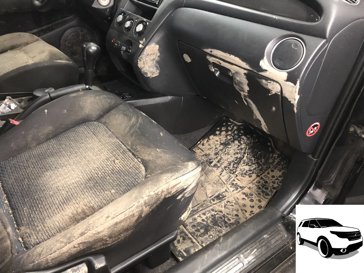 Посмотрите на сиденье и эту краску на панели