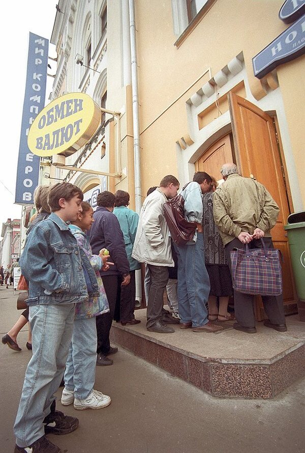 (С)  дефолт и очереди в банк