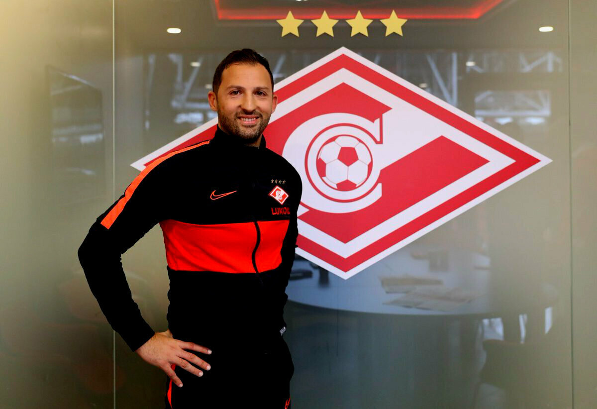 Главный тренер Московского Спартака Доминик Тедеско рядом с эмблемой.Картинка из интернета. 