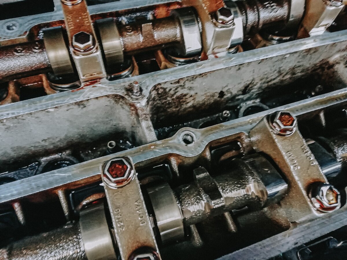 Осмотрев грань соприкосновения крышки и ГБЦ стало понятно, что масло скапливалось в тех местах, где прокладка препятствует проникновению масла наружу