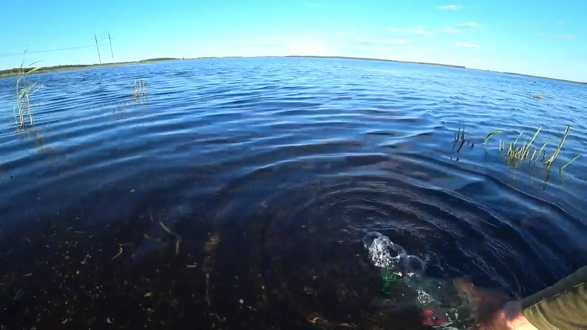 Набираю воду из озера для разбавления регидрона. (воду советую - кипятить)