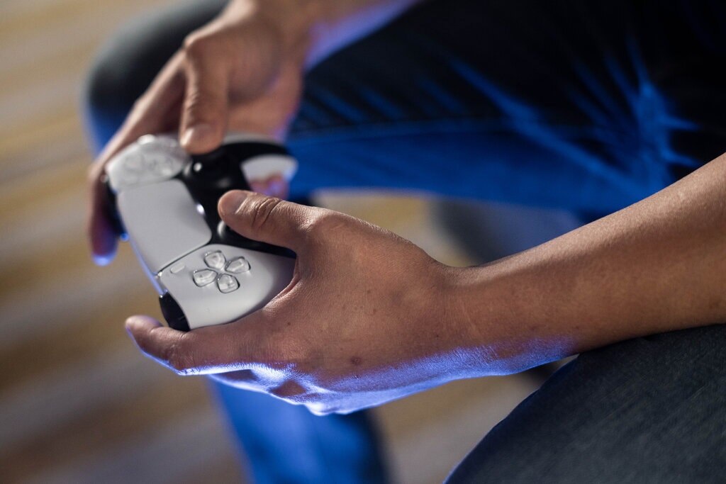 Контроллер PlayStation 5 больше и тяжелее своих предшественников и имеет встроенный микрофон.