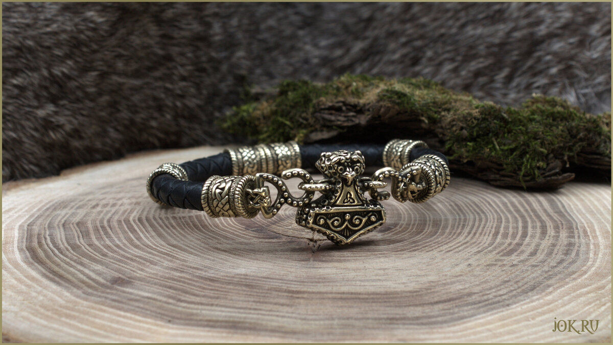 КОЖАНЫЕ БРАСЛЕТЫ  РУЧНОЙ РАБОТЫ  МОЛОТ ТОРА JOKER-STUDIO.RU
Тонко проработанное изделие с высокой детализацией, в ручную до блеска отполированное. 
 Ручная обработка придаёт дополнительный объем за счет контраста в углублениях и глянцевой поверхности изделия.