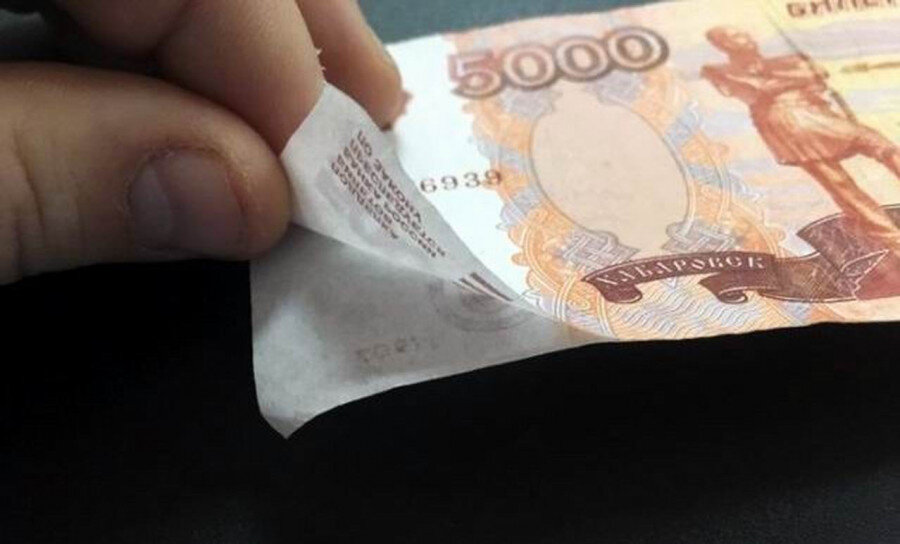               По принятым поправкам регулируется порядок выдачи денег. Если деньги платежеспособные, то их принять кассир обязан. На них не должно быть признаков подделки и сильных повреждений. Но допускаются небольшие повреждения: загрязнение, изношенность, надорванность, потертость.            Также установлен порядок по тому, какие деньги кассир может выдать, на банкнотах не должно быть: надписей из 4 и более символов, рисунков, штампов пятен больше 5 мм, разрыва краев больше 7 мм проколов и отверстий диаметром больше 4 мм, заклеенных, порезов, срезанных углов больше, чем на 32 мм потертого красочного слоя.  Если в кассе находятся такие купюры, то их следует сдать в банк. За выдачу подобных купюр нет узаконенного наказания. 
    По возникающим вопросам обращайтесь за консультацией к специалистам ООО «ЦНП», тел.+7 (3452) 500-696, 8-800-3015-316
Наш сайт: https://centrnp72.ru/
Следите за новостями в нашей ленте!
Мы знаем, что делать!
