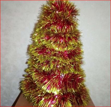 Елка из конуса и мишуры