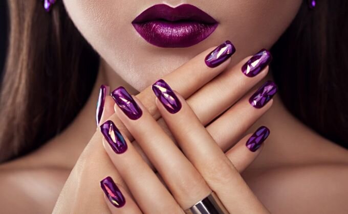 Фиолетовый маникюр и красивый дизайн ногтей с фото