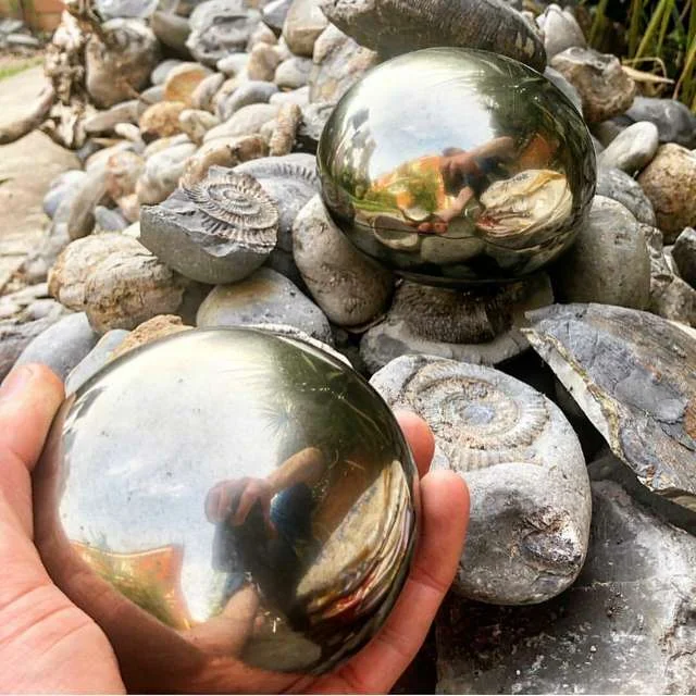 Древние артефакты в руках Аарона Сита из Англии. Источник фото www.instagram.com/yorkshire.fossils/ 