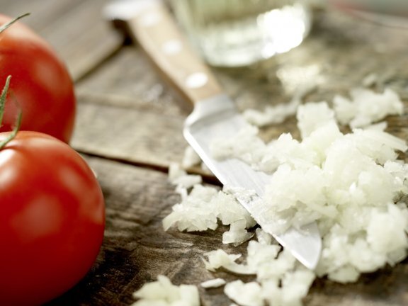 Очистите чеснок и измельчите его. Лук-шалот очистите и нарежьте так мелко, насколько это возможно.