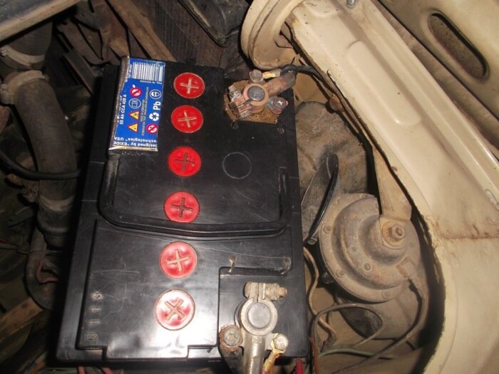 Аккумулятор нуждается в уходе. |Фото: drive2.com.