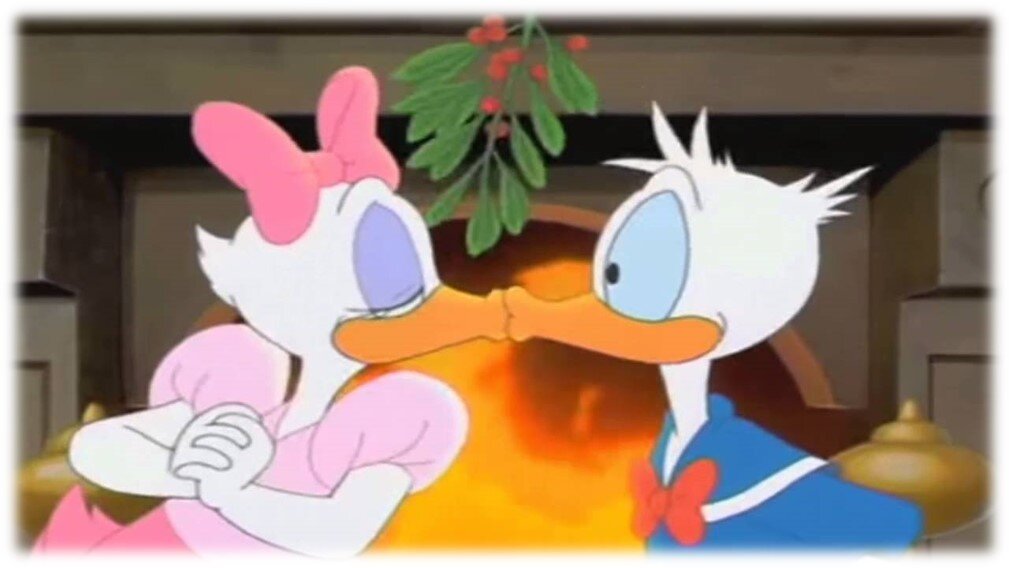                                   Дональд и Дейзи не упустили такую традицию