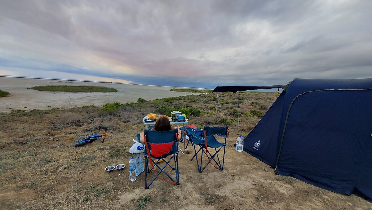Вид на одно из красивейших соленых озер России, озеро Эльтон, Волгоградская область.