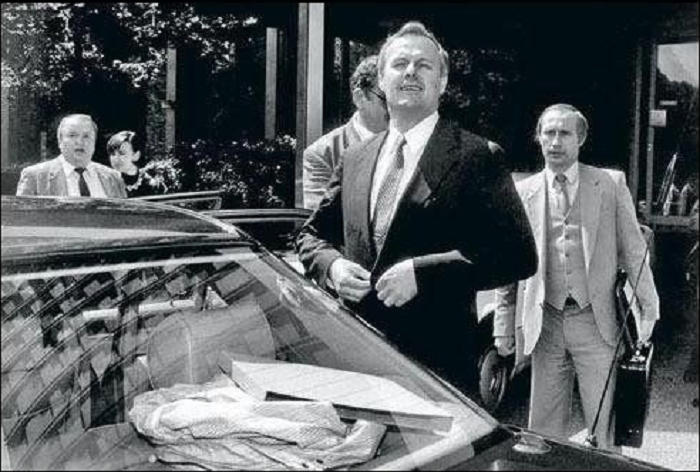 Анатолий Собчак. На заднем плане Владимир Путин