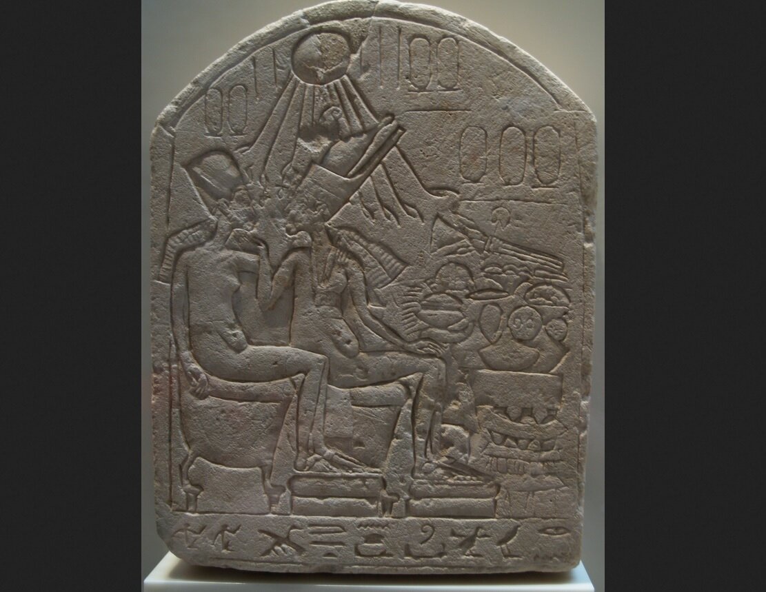 Нефертити  и Эхнатон. Фото из открытого источника в Яндексе.