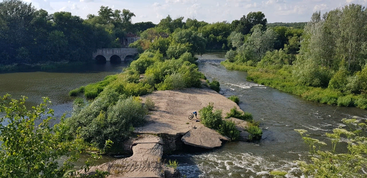 Вид на заброшенную Кураповскую ГЭС 
