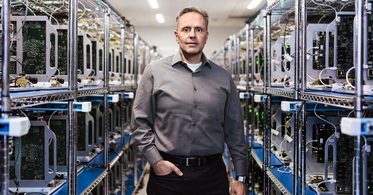 Джонни Сруджи - вице-президент по технологиям аппаратного обеспечения Apple