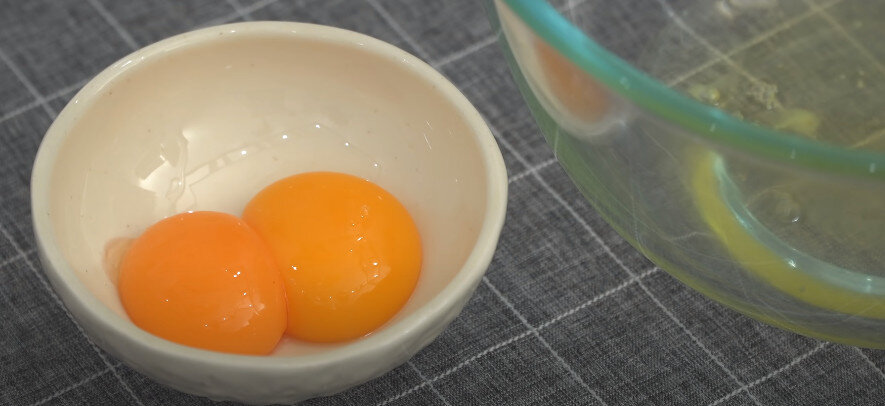 Делим на белок и желток