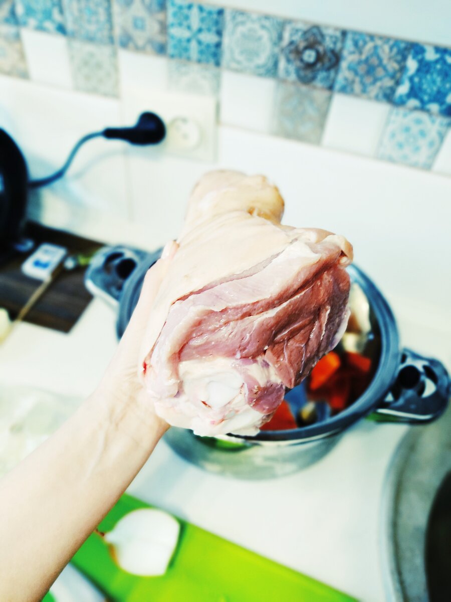 Друзья делюсь с Вами проверенным рецептом свиной рульки по _чешски в темном пиве. 