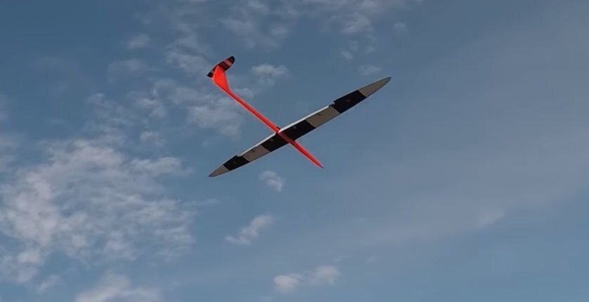 https://ecotechnica.com.ua/transport/5175-samyj-bystryj-v-mire-bespilotnik-razognalsya-do-882-km-ch-bez-motora.html
