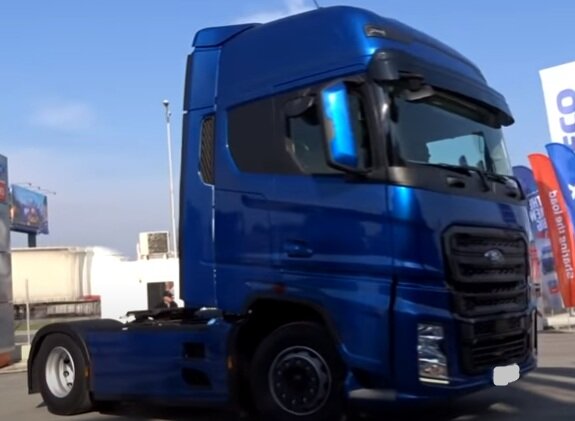 На такие грузовики ставят тахографы. Скриншот из видео. Используется и распространяется бесплатно по лицензии https://www.youtube.com/t/terms