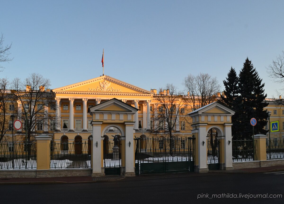 Названного института. Смольный институт штаб революции. Смольный дворец в 1917 году. Александровский институт Смольный институт Петроград. Смольный колыбель революции.