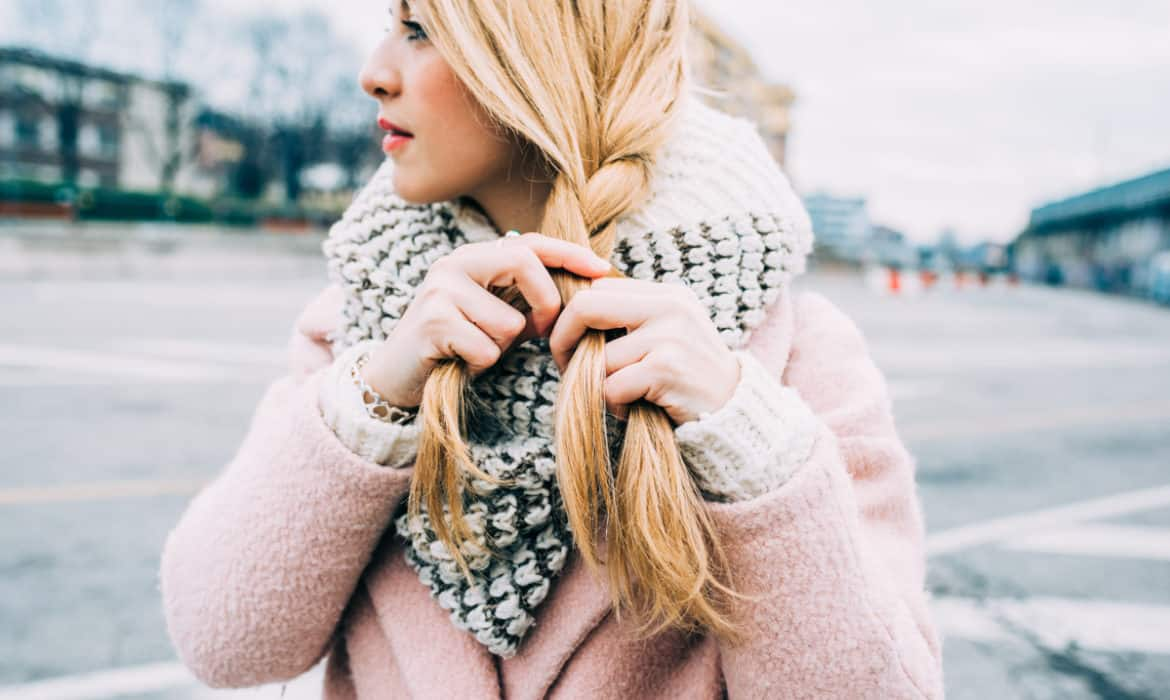 волосы от холода. поврежденные волосы. подготовка волос к холодам. снег на волосах. почему зимой волосы.