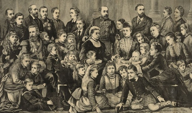 Королева Англии Виктория (в центре) в окружении 38 членов ее большой королевской семьи - общественное достояние