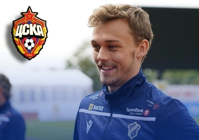 Есть вопросы
Поиск опорного полузащитника был второй приоритетной задачей #ЦСКА на зимнее трансферное окно. Первой остается вопрос с нападающим — судя по слухам насчет Рондона, вскоре будет закрыта и главная на данный момент кадровая прореха армейцев.

А вот якобы «нового Вернблума» #ЦСКА, похоже, уже нашел в лице 21-летнего Эмиля Бохинена: норвежский журналист Арилас Улд-Саада сообщил, что сегодня, 10 февраля, Бохинен прибудет в тренировочный лагерь армейцев в Кампоаморе. Сообщалось, что футболист уже поставил подпись под контрактом с российским клубом, сумма трансфера составила 1,5 млн евро. В прошлом сезоне чемпионата Норвегии Эмиль провел 25 матчей, в которых забил пять мячей и отдал две голевые передачи. А вот более подробная справка о нем:

🔲 Эмиль Бохинен родился в 1999 году в английском городе Дерби, но имеет норвежский паспорт. Новичок #ЦСКА — воспитанник норвежского клуба «Стабек», за основу которого он выступает с 2017-го. В последние два сезона Бохинен является лидером «Стабека», стабильно выходит в основе и время от времени носит капитанскую повязку. В прошлом году команда Эмиля финишировала на восьмом месте в национальном чемпионате (за победу в турнире, как и в РПЛ, бьются 16 коллективов).

🔲 В декабре 2019 года в СМИ появились слухи, что на Бохинена претендуют два британских клуба — «Шеффилд Юнайтед» и «Лидс». Новичок армейцев даже ездил в лагерь «клинков» на просмотр, но, по всей видимости, на тот момент не потянул уровень АПЛ. В целом же журналисты относят Бохинена к новому — сверхталантливому — поколению сборной Норвегии: вместе с Эрлингом Холандом, Мартином Эдегором, Кристофером Айером и Сандером Берге.

🔲 Основная позиция Эмиля — опорный полузащитник, но он также выступал и на позиции вингера. В интервью британскому филиалу Eurosport спортивный директор «Стабека» Инге Андре Олсен дал Бохинену очень высокую оценку:

«Он выглядит очень зрелым игроком — как на футбольном поле, так и за его пределами. Думаю, сейчас он самый вдохновляющий проспект в Элитсерии».

⬛ Решит ли Бохинен проблемы #ЦСКА❓;

Чистого разрушителя в опорной зоне #ЦСКА не было со времен Вернблума (летом исполнится три года с его отъезда). Это доставляет Гончаренко массу проблем — в центре поля нет игрока с приличным для уровня команды отбором (молодой Марадишвили не слишком стабилен), а отсутствие опорника, умеющего позиционно обороняться, делает команду крайне уязвимой. Особенно — при контратаках, когда соперник без особого сопротивления закидывает центральным защитникам #ЦСКА за спину.

Проблема только в том, что Бохинен и не близко чистый разрушитель — во многом он дублирует опции того же Ивана Облякова, который пропустил в первой части чемпионата всего один матч. А вместе с этим — Дзагоева и Ахметова.

Бохинен создает для партнеров достаточно моментов (14 в текущем сезоне, четвертый показатель в команде), не так часто фолит и собирает очень много нарушений на себе (лидер команды по этому показателю). С пасом тоже все в порядке: хавбек первый в своей команде по количеству передач и показывает одну из лучших точностей в «Стабеке». Еще у хавбека неплохой удар, но из пяти голов в текущем чемпионате 2 он забил с пенальти.

В плане оборонительных качеств все тоже не совсем плохо, но не впечатляет. Топовые для чемпионата Норвегии цифры игрок показывает только в плане борьбы — Бохинен занимает четвертое место по числу выигранных единоборств в среднем за матч (11) в лиге. Но внутри своей команды у полузащитника хватает достижений: второе место по числу перехватов и первое — по числу отборов (с приличной успешностью в 58%).

Новым Вернблумом Эмиль сходу не станет точно, да и вообще не должен им становится. Полузащитник ориентирован далеко не только на оборону и, скорее, больше центральный полузащитник, чем опорный. С доставкой мяча у #ЦСКА проблем не возникает и так, а вот устранять неприятности в обороне здесь и сейчас такой игрок сможет вряд ли.

Тем более у игрока хватает слабых сторон: он не слишком уверенно действует под давлением и не всегда достаточно агрессивен для опорного полузащитника. Это хорошо для статистики фолов, но критично в отдельных игровых моментах.

Скандинавский футболист — надежный вариант в плане адаптации, но с ним решения всех вопросов в опорной зоне уже этой весной #ЦСКА не получит точно. При любых стилистических оговорках это вариант на вырост, но могло ли быть иначе при трансферной стоимости в 1,5 млн евро?        Спасибо за внимание! Ставьте лайки, если вам понравилась статья и подписывайтесь на канал!


