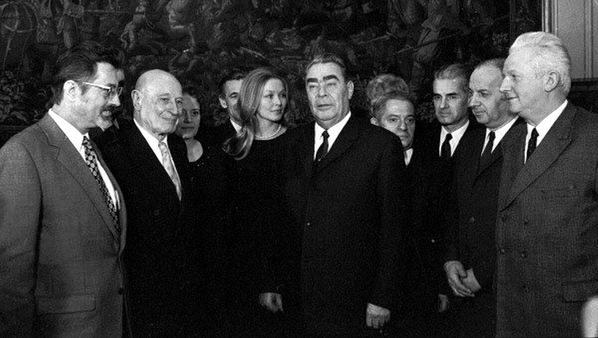 Первый посол. Брежнев и Помпиду в Париже. Визит Брежнева 1971 ГДР.