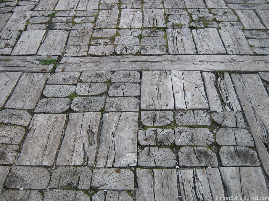 Самая удивительная вещь в городе - это деревянная брусчатка. Больше данное явление нигде не встречал. 