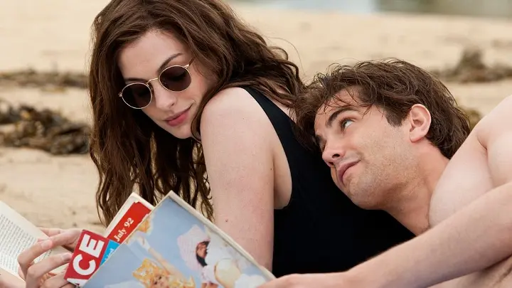 Фильм "Один день", где главная героиня (Энн Хэтэуэй) влюблена в друга.