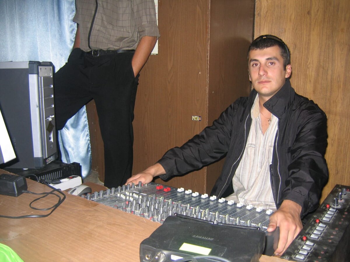 Начало 2000-х. Автор за звукорежиссёрским пультом 